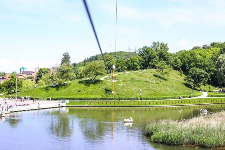 Aventuri cu tiroliana în Brașov – Experiențe de neuitat în inima naturii Aventuri cu tiroliana în Brașov