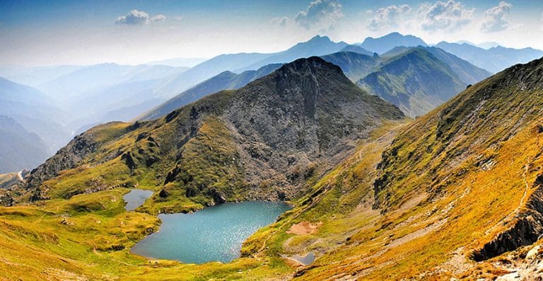 Cele mai căutate trasee montane din România în 2025 – Unde merg românii în drumeții