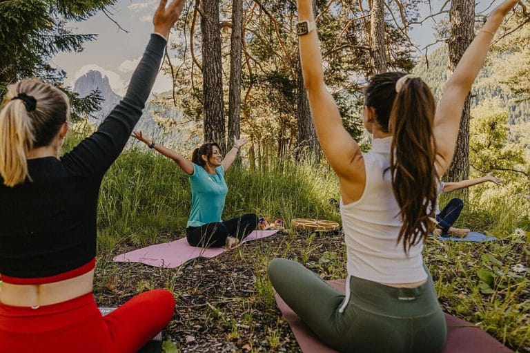 Yoga în aer liber în România – Beneficii și locații