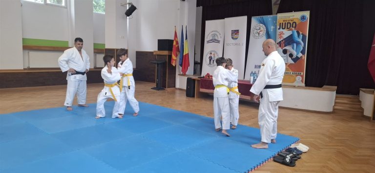 Cu autobuzul de dimineață spre magazinele din orașul vecin Demonstratie de judo pe tatami sustinuta de sportivii ACS Motiuashi Bucuresti