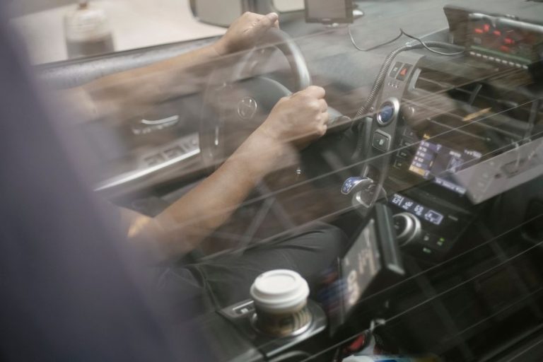 La cafea, un coleg povestește despre spital. Ce notezi, ce întrebi Doi colegi vorbesc serios la o cafea, în pauza de la birou