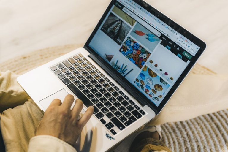 Lucrezi de acasă și toți te cred disponibil: cum ieși din situație Femeie la laptop, la masa din bucătărie, cu o cană de ceai și un carnet deschis