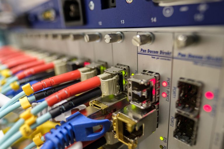 Panou de sintetizator modular cu cabluri colorate conectate între module