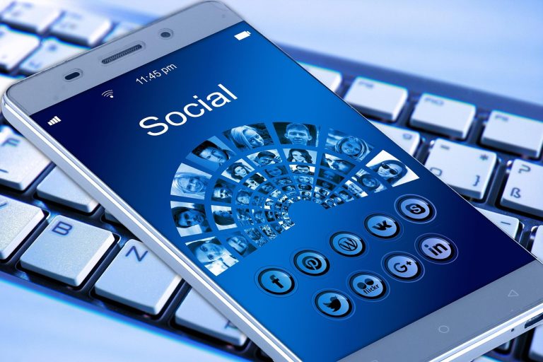 Telefonul vechi din sertar: cum îl readuci la viață fără grabă Un telefon mai vechi scos dintr-un sertar de birou, lângă un cablu de încărcare